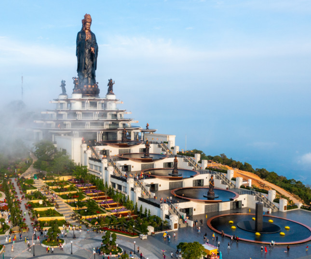 Nếu trước đây việc chinh phục Núi Bà Đen thường gắn với leo núi, trekking, thì hiện nay du khách có thể lựa chọn cáp treo để tiết kiệm sức và phù hợp hơn với cả gia đình.