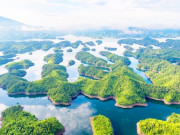 Lifestyle - Hồ nước nào được mệnh danh “Vịnh Hạ Long” giữa đại ngàn, có vẻ đẹp mê đắm du khách, đến rồi chẳng muốn rời đi?