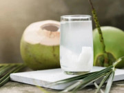 Sức khỏe - Thói quen uống nước dừa tưởng bổ dưỡng, chuyên gia cảnh báo uống sai cách có nguy cơ tăng kali máu