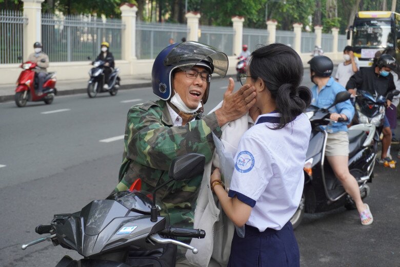 Những cái ôm, lời động viên là sự tiếp sức quan trọng nhất để sĩ tử chinh phục kỳ thi THPT QG 2026.