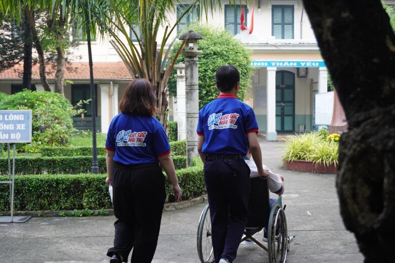 Một thí sinh khiếm khuyết được hỗ trợ để đến điểm thi. Theo chia sẻ từ phụ huynh, gia đình cảm thấy hạnh phúc, yên tâm khi con trai được quan tâm, chia sẻ và giúp đỡ để hoàn thành bài thi tốt nghiệp THPT QG. 