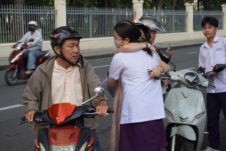 Sĩ tử sẵn sàng “chiến” hết mình, phụ huynh hứa thưởng lớn sau kỳ thi tốt nghiệp THPT Quốc gia 2026 - 5