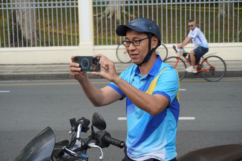 Anh Hoài Anh cho biết đã động viên con rất nhiều trong giai đoạn thi quan trọng. Anh hy vọng con sẽ bình tĩnh đọc đề, kiểm tra thật kỹ và tránh chủ quan trong quá trình làm bài. 