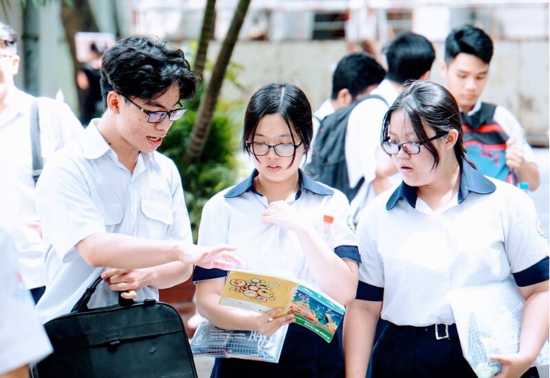 Sáng 12/6, khoảng 1,2 triệu thí sinh đã hoàn thành kỳ thi tốt nghiệp THPT với các môn tự chọn. Trong đó, môn Lịch sử là môn có số thí sinh đăng ký áp đảo với hơn 570.000 em.