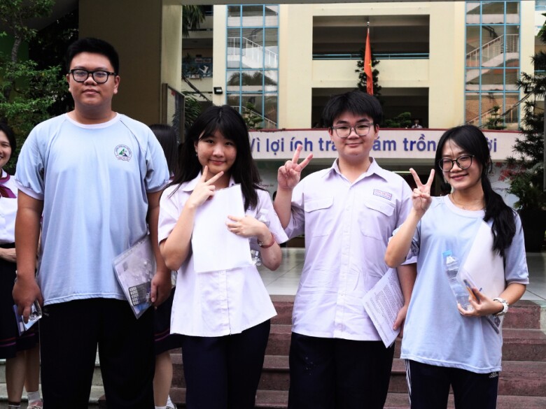 Như Ý (phải) tự tin hoàn thành tốt bài thi, nữ sinh cho rằng đề Văn có thể gây áp lực cho nhiều thí sinh, đặc biệt với thời gian 120 phút sẽ là trở ngại lớn đối với các sĩ tử.