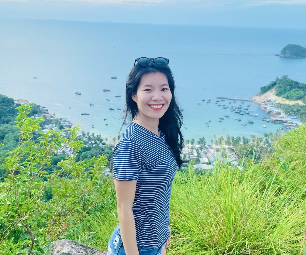 Từ cú sốc ban đầu đến hành trình điều trị nhiều thử thách, chị không chỉ học cách vượt qua bệnh tật mà còn biến trải nghiệm của mình thành nguồn năng lượng tích cực, lan tỏa qua lớp yoga miễn phí dành cho những bệnh nhân cùng hoàn cảnh.