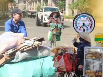 Những ngày Hà Nội chạm ngưỡng 40 độ C: Nơi tấm áo mẹ đẫm mồ hôi, không dám nghỉ vì "cơm áo gạo tiền"