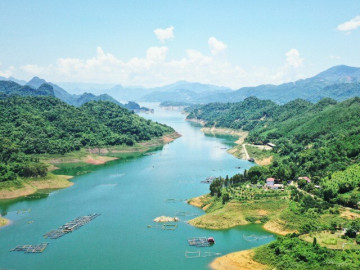 12 hồ nước đẹp nhất Việt Nam, phong cảnh tựa tranh vẽ, có hồ được ví là tuyệt tình cốc miền Tây