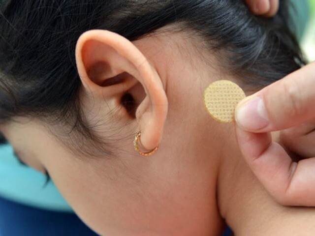 Từ vụ bé gái 7 tuổi thức trắng đêm, nói nhảm sau khi dán miếng chống say xe: Bố mẹ cần lưu ý gì khi...