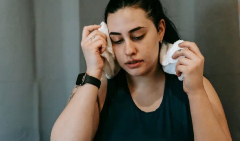 Khi đi nắng về hãy lau khô mồ hôi, nghỉ ngơi để cơ thể thích nghi trước khi tắm hoặc vào phòng lạnh. Ảnh minh họa. 