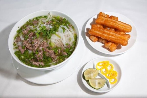Khi ăn phở cần có định lượng phù hợp, tốt nhất không nên sử dụng quẩy. Ảnh minh họa.
