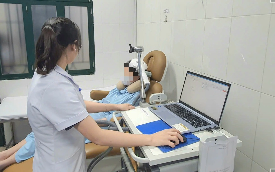 Bệnh nhân rối loạn tâm thần đang được điều trị bằng phương pháp kích thích từ xuyên sọ. 