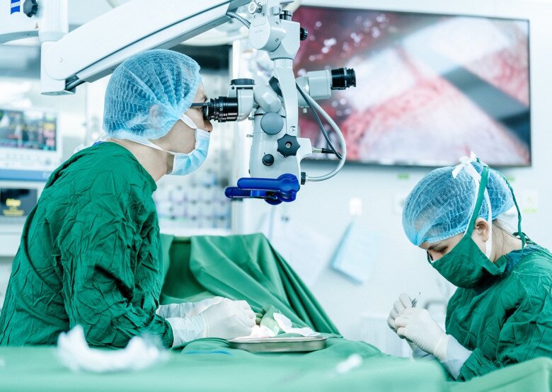 Bác sĩ Đinh Hữu Việt đang thực hiện phẫu thuật vi phẫu tìm con giống cho bệnh nhân vô sinh. Ảnh: BSCC.