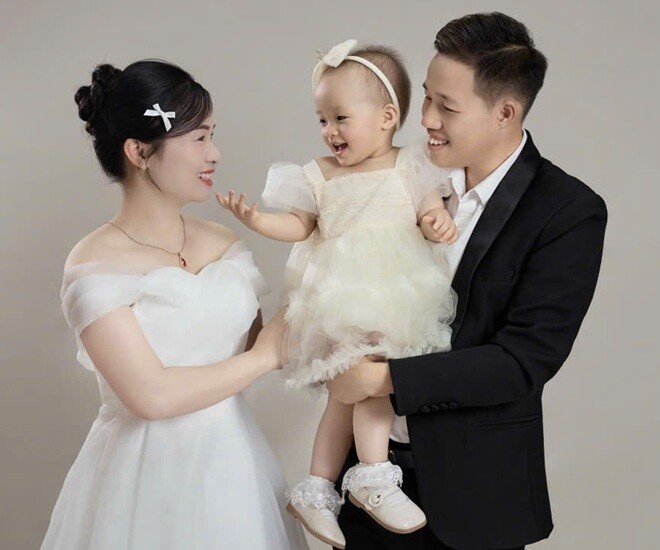 Hai vợ chồng anh Tú có mơ cũng không nghĩ rằng mình sẽ được làm cha, làm mẹ. Ảnh: NVCC.