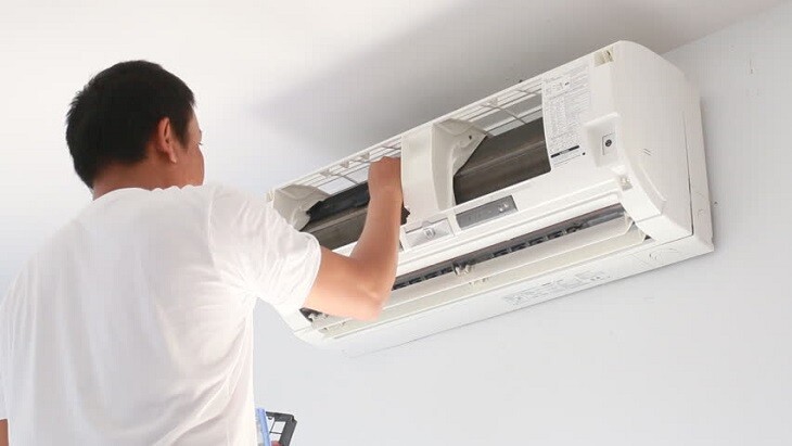 Việc vệ sinh định kỳ điều hòa, cũng như giữ văn phòng, phòng ở sạch sẽ là biện pháp phòng bệnh an toàn, hiệu quả nhất. Ảnh minh họa. 