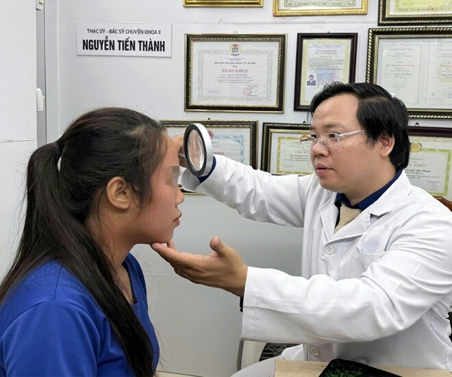 Bác sĩ Tiến thành đang tiến hành thăm khám cho một nữ bệnh nhân. Ảnh: BSCC. 