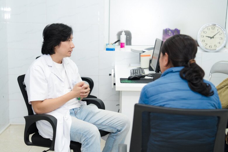Bác sĩ Đoàn Dư Mạnh đang tư vấn cho người bệnh. 