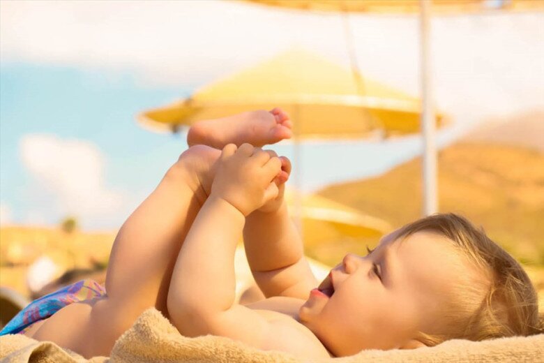 Bổ sung vitamin D từ tắm nắng, và vitamin K2 sẽ giúp trẻ hấp thu canxi từ thực phẩm tốt hơn, từ đó xương chắc khỏe hơn. Ảnh minh họa.