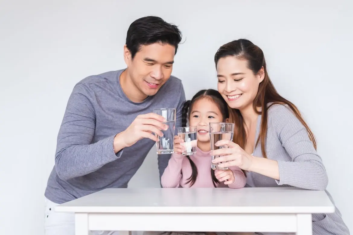 Uống đủ nước và sữa mỗi ngày sẽ giúp cơ thể khỏe mạnh bền vững. Ảnh minh họa. 