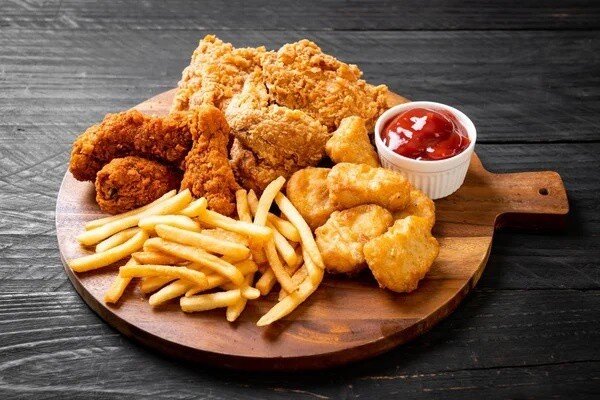 Đồ chiên rán nếu ăn thường xuyên hoặc nhiều một lúc gây hại rất lớn với sức khỏe. Ảnh minh họa. 