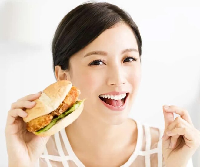 Việc sử dụng đồ ăn nhanh, nhai không kỹ rất thường gặp trong xã hội hiện đại khiến sức khỏe đối mặt với nguy cơ kép. Ảnh minh họa. 