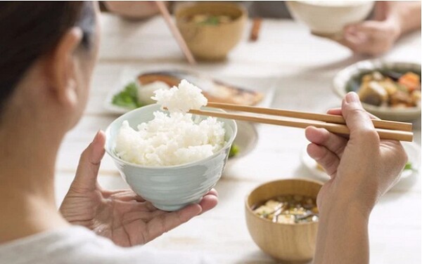 Tùy loại thực phẩm sẽ có số lần nhai khác nhau, nhưng ít nhất phải từ 30 lần trở lên, trừ đồ ăn mềm như cháo hoặc súp. Ảnh minh họa. 