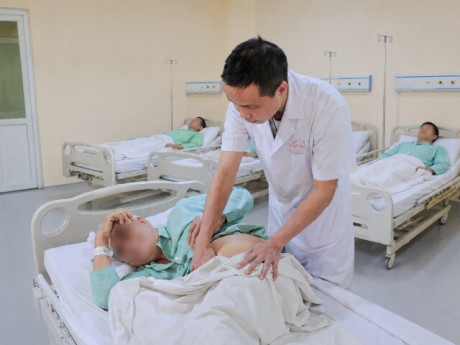 Cứu thành công quả thận chui lên ngực hiếm gặp, bác sĩ phải can thiệp trong tư thế người bệnh “gập như con tôm”