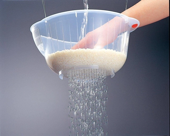 Việc vo gạo nhiều lần, chà xát mạnh sẽ làm mất đi nhiều cám và vitamin. Ảnh minh họa. 