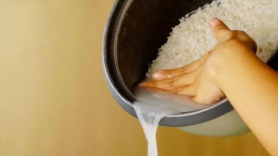 Gạo nên vo nhẹ tay để không bị mất đi chất dinh dưỡng. Ảnh minh họa.