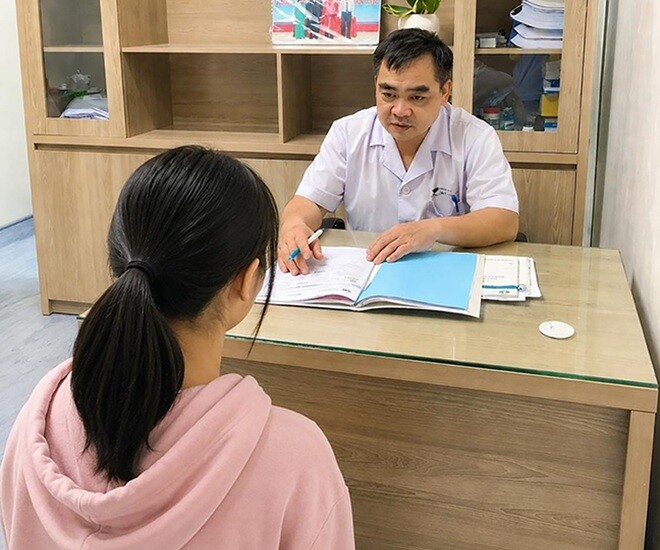 PGS.TS Ngô Anh Vinh đang khám, tư vấn cho một nữ sinh bị rối loạn tâm lý. Ảnh: BVCC.