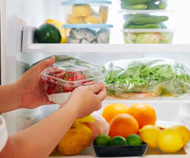 Việc tận dụng các khay, hộp nhựa dùng một lần để bảo quản thực phẩm sẽ gây nguy hiểm cho sức khỏe. Ảnh minh họa. 