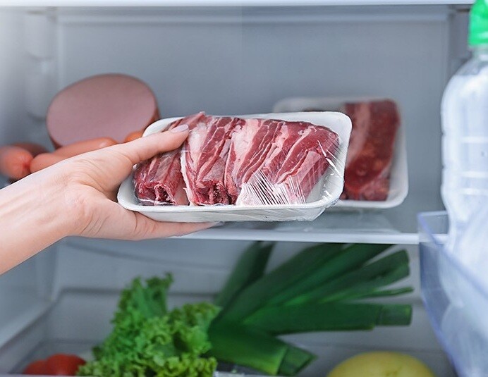 Bảo quản thực phẩm từ đồ nhựa tái chế, xong để lần đồ sống - chín sẽ gây nguy cơ kép với sức khỏe. Ảnh minh họa.