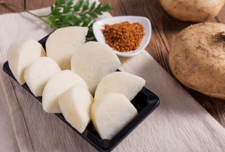 Không nên chấm củ đậu với muối vì sẽ tăng lượng muối nạp vào cơ thể. Ảnh minh họa.