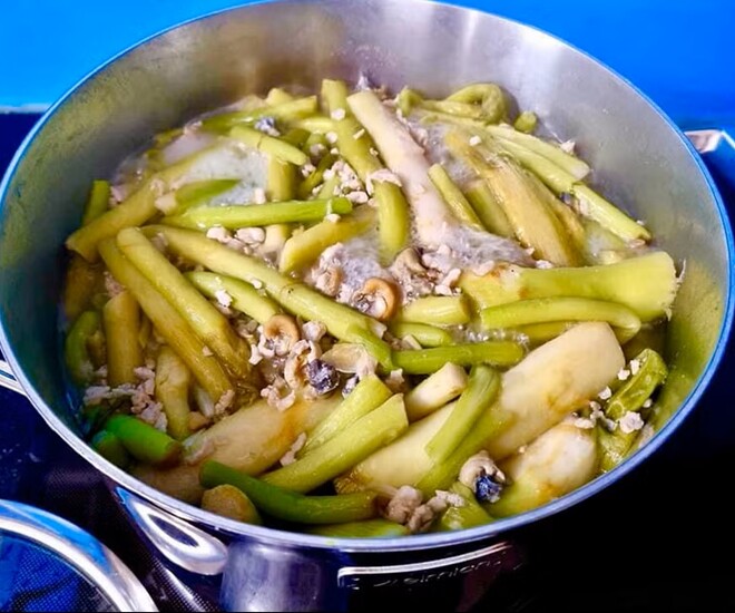 Canh ngó khoai được nhiều người ưa thích, có tác dụng giải nhiệt, thanh lọc cơ thể rất tốt. Ảnh minh họa. 