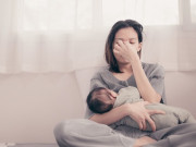Sức khỏe - Vừa sinh con đầu lòng, người mẹ trẻ rơi vào trầm cảm khi nghĩ "không đủ khả năng chăm con"