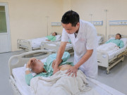 Cứu thành công quả thận chui lên ngực hiếm gặp, bác sĩ phải can thiệp trong tư thế người bệnh “gập như con tôm”