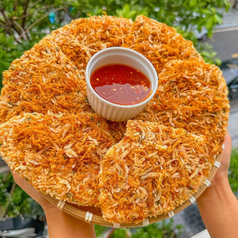Cơm cháy hiện nay được thêm nhiều toping nên cần đặc biệt lưu ý khi ăn để không bị tăng cân. Ảnh minh họa. 