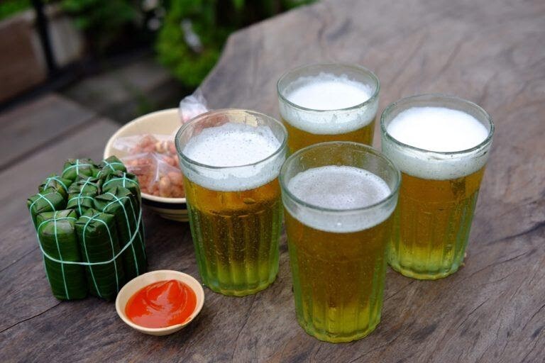 Bia chỉ cho cảm giác lạnh ban đầu, sau đó sẽ khiến cơ thể càng mất nước và ảnh hưởng đến nhiều bộ phận khác. Ảnh minh họa. 