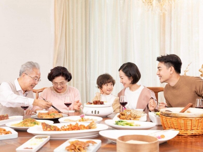 Sự gắn kết ngay từ bữa cơm gia đình là cách đơn giản nhất để người cao tuổi không cảm thấy cô đơn. Ảnh minh họa.