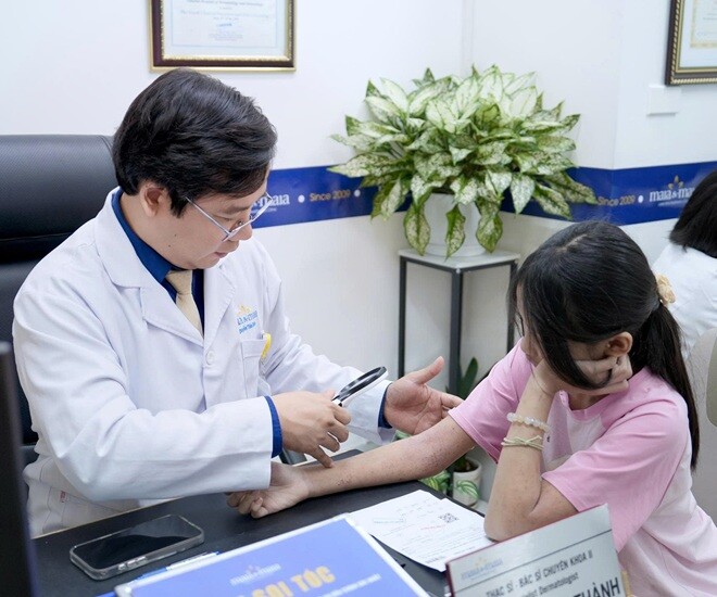Bác sĩ Tiến Thành cho biết, trẻ nhỏ và cả người trưởng thành đều có nguy cơ mắc các bệnh da liễu khi đi bơi. Ảnh: BSCC.