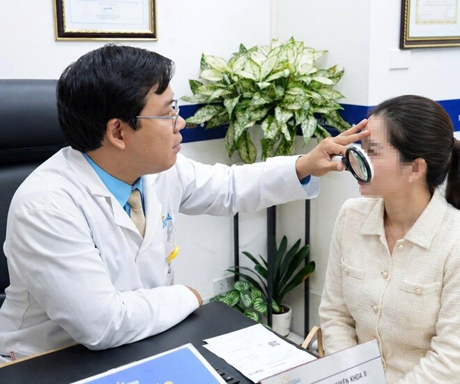 Bác sĩ Nguyễn Tiến Thành đang thăm khám cho một bệnh nhân bị tổn thương da. Ảnh: BSCC. 