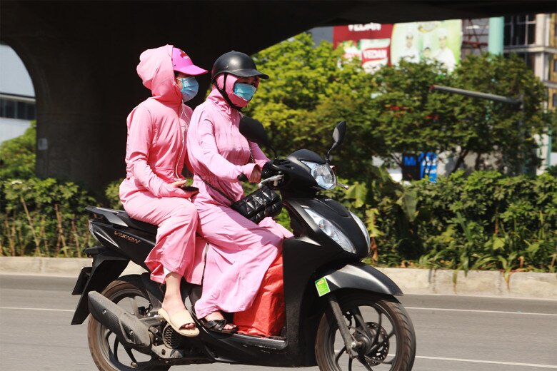 Nắng nóng gay gắt mọi người hãy sử dụng đồ bảo hộ hoặc hạn chế ra đường vào giờ cao điểm. Ảnh minh họa. 