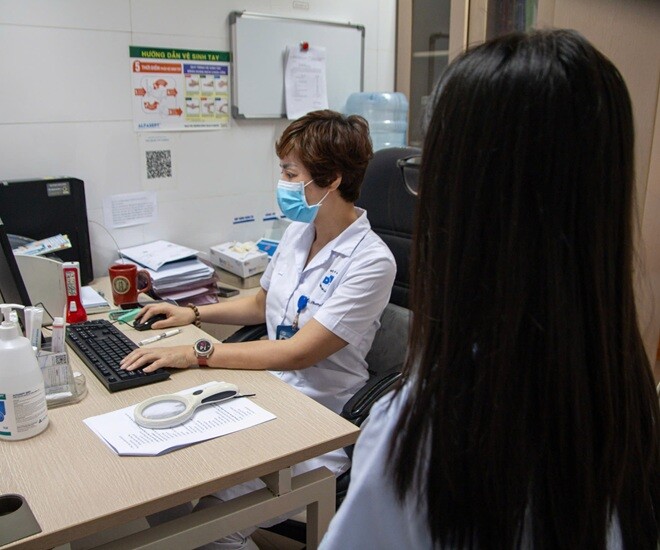 Bác sĩ Phương Dung đang thăm khám, tư vấn cho thiếu nữ bị nấm da, nghi lây từ động vật khi chơi với mèo. 