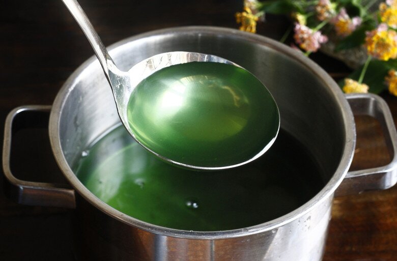 Nước rau muống đổi màu khi vắt chanh không phải do nhiễm hóa chất mà chỉ là phản ứng thông thường vì chanh có tính axit. Ảnh minh họa. 