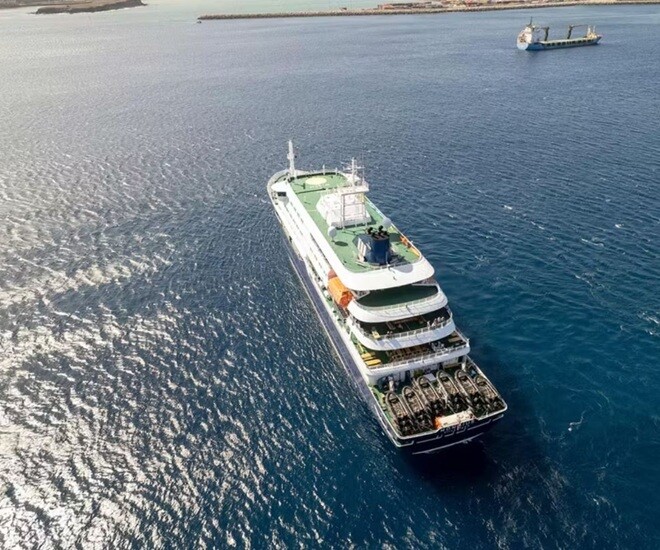 Hình ảnh tàu du lịch MV Hondius đang neo đậu ngoài khơi cảng Praia, thủ đô của Cape Verde, ngày 3/5/2026.