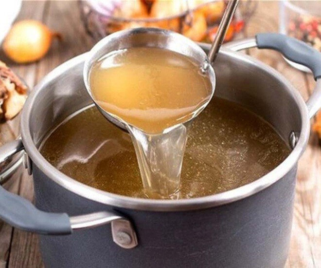 Nước hầm xương không giàu canxi như nhiều người vẫn lầm tưởng. Ảnh minh họa. 