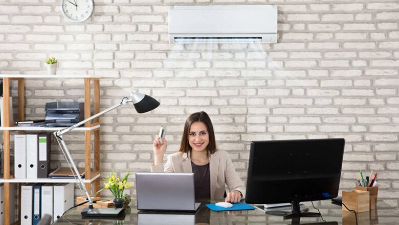 D&acirc;n văn ph&ograve;ng ngồi điều h&ograve;a quanh năm, nhưng lười uống nước cũng khiến thận bị tổn thương. Ảnh minh họa. 
