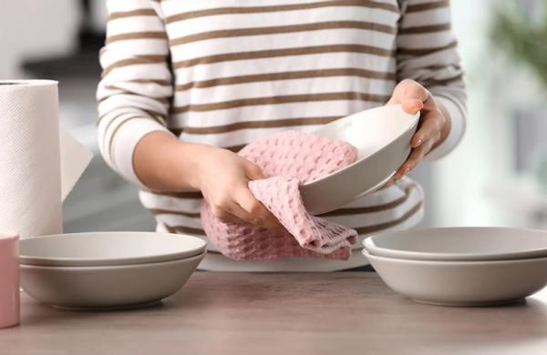 Tốt nhất hãy dùng khăn vải sạch lau bát đũa trước khi ăn và vệ sinh sạch sau khi sử dụng. Ảnh minh họa.