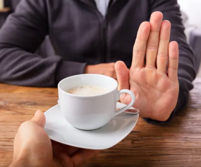 Thời điểm mới thức dậy, nhất là khi chưa ăn sáng không nên uống cà phê. Ảnh minh họa. 