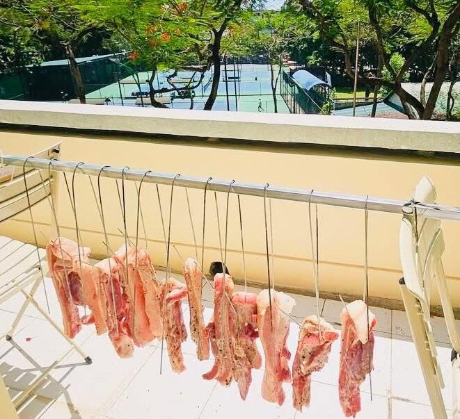 Phơi thịt ngoài ban công, không có dụng cụ che chắn nguy cơ nhiễm khuẩn là rất lớn. Ảnh: Mạng xã hội. 